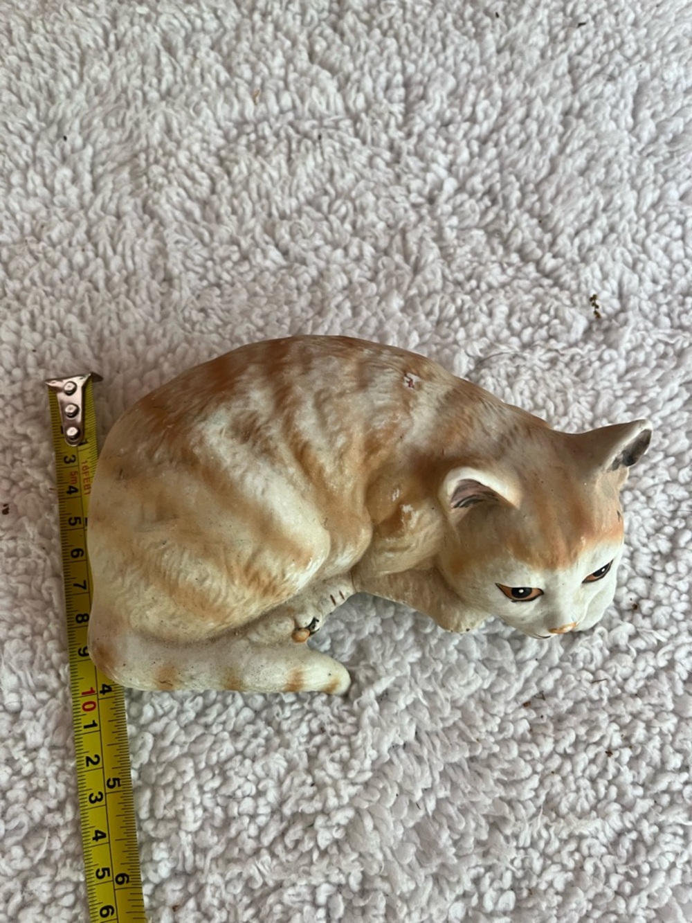 Vintage Tabby Cat Resting & Watching Shelf Sitter Ceramic Figurine Yellow Eyes - Picture 6 of 7